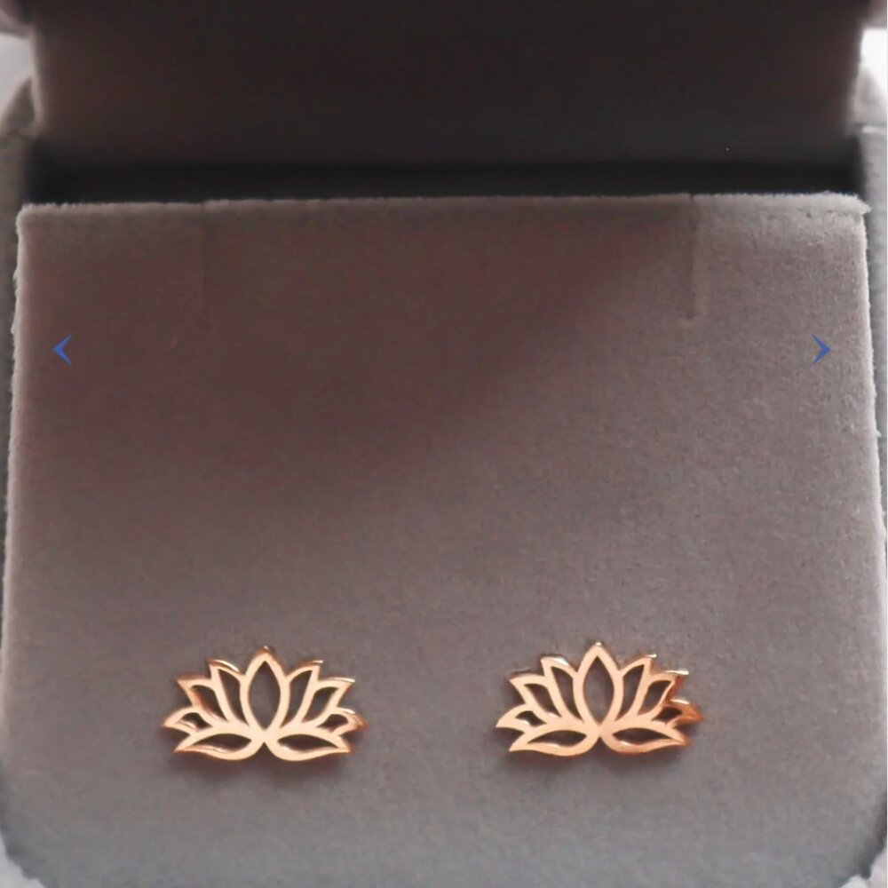 18k Yellow Gold Flower Earrings - Picture 3 of 4